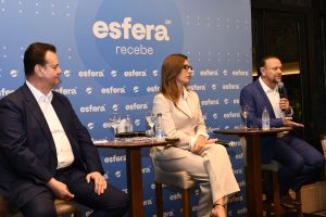 Kassab, à esquerda do leitor; a jornalista e mediadora do evento, Joana Treptow; e, à direita do leitor, Edinho Silva | Foto: Divulgação/Iara Morcelli/Esfera Brasil