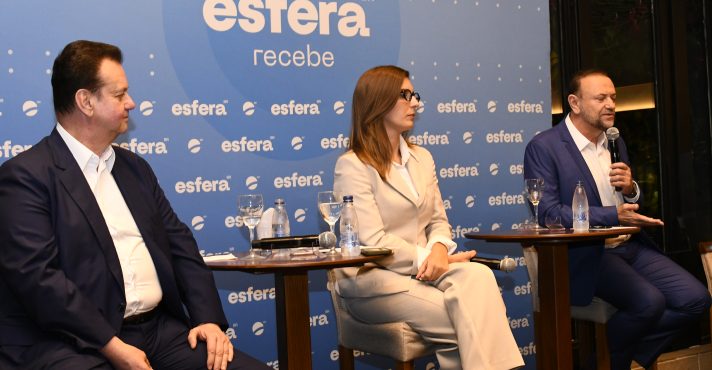 Kassab, à esquerda do leitor; a jornalista e mediadora do evento, Joana Treptow; e, à direita do leitor, Edinho Silva | Foto: Divulgação/Iara Morcelli/Esfera Brasil