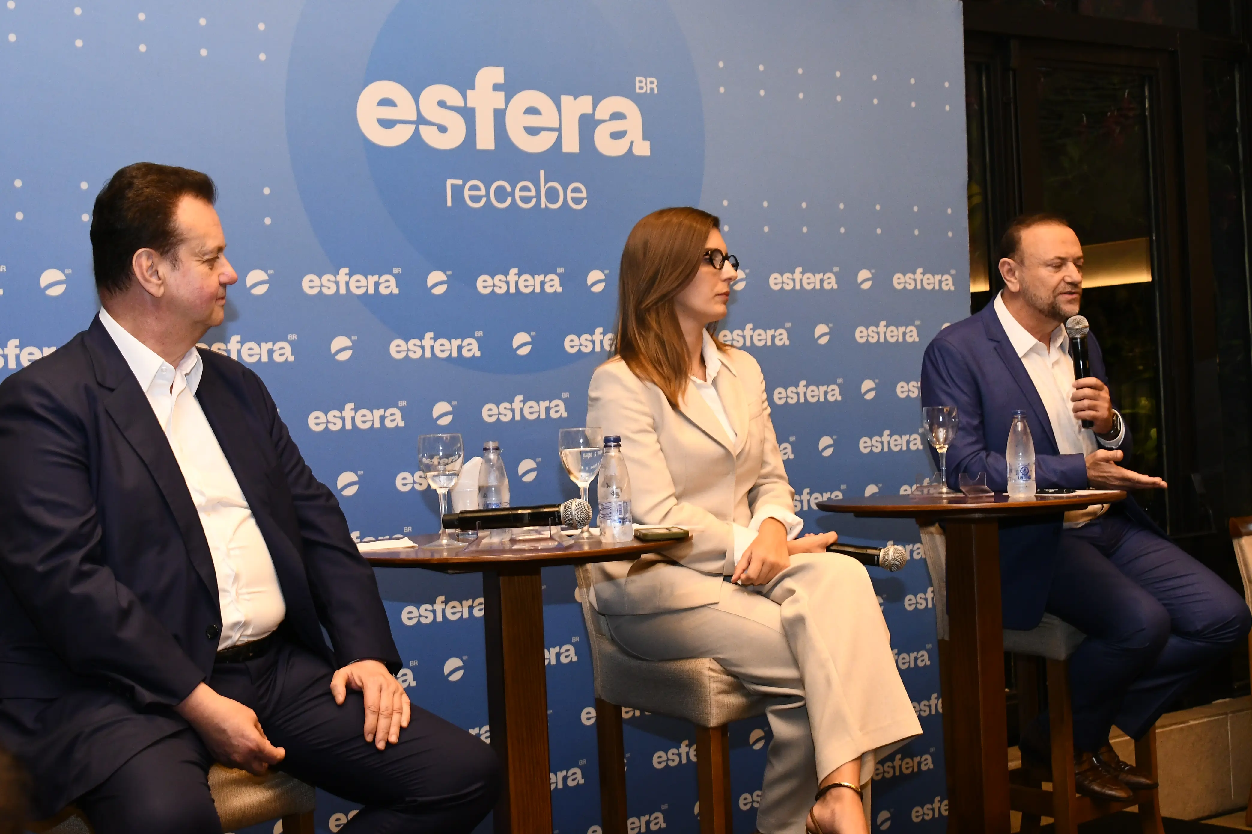 Kassab, à esquerda do leitor; a jornalista e mediadora do evento, Joana Treptow; e, à direita do leitor, Edinho Silva | Foto: Divulgação/Iara Morcelli/Esfera Brasil