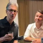 Na gravação, Zema e Flávio aparecem lado a lado, segurando copos de água | Foto: Reprodução/Redes sociais