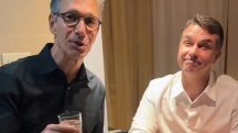 Na gravação, Zema e Flávio aparecem lado a lado, segurando copos de água | Foto: Reprodução/Redes sociais