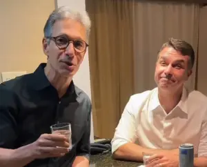 Na gravação, Zema e Flávio aparecem lado a lado, segurando copos de água | Foto: Reprodução/Redes sociais