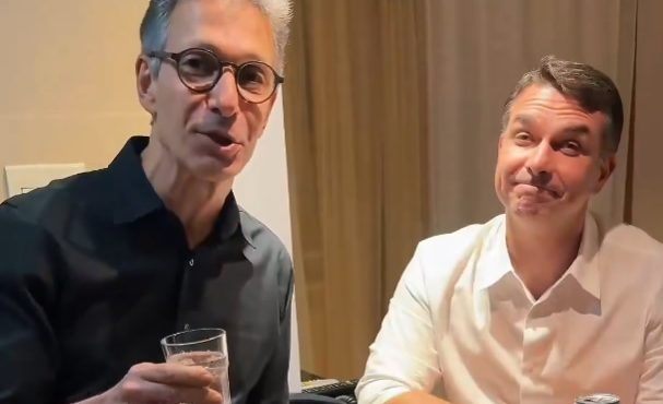 Na gravação, Zema e Flávio aparecem lado a lado, segurando copos de água | Foto: Reprodução/Redes sociais