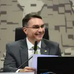 Flávio lidera 1 turno segundo levantamento Veritá