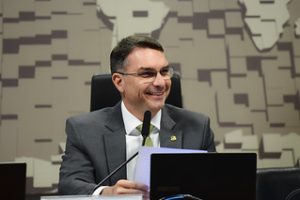 Flávio lidera 1 turno segundo levantamento Veritá