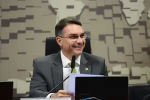 Flávio lidera 1 turno segundo levantamento Veritá
