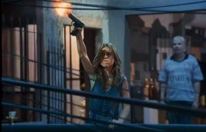 Lucélia, com o comparsa ao fundo | Foto: Reprodução/Globo - narcocultura