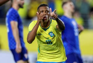 O meia brasileiro Danilo comemora, depois de marcar um gol contra a Croácia, no Camping World Stadium - 31/3/2026 | Foto: Nathan Ray Seebeck/Reuters
