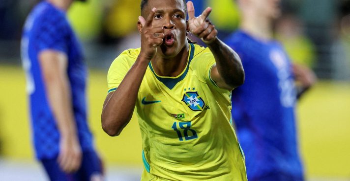 O meia brasileiro Danilo comemora, depois de marcar um gol contra a Croácia, no Camping World Stadium - 31/3/2026 | Foto: Nathan Ray Seebeck/Reuters