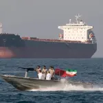 Forças de segurança iranianas durante vigilância no Estreito de Ormuz | Foto: Reprodução/X