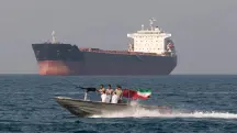 Forças de segurança iranianas durante vigilância no Estreito de Ormuz | Foto: Reprodução/X