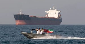 Forças de segurança iranianas durante vigilância no Estreito de Ormuz | Foto: Reprodução/X