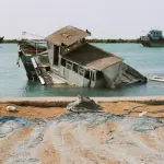 O Cemitério Lenj, um barco tradicional à vela, no Golfo Pérsico. A ilha de Qeshm está localizada no Estreito de Ormuz, a cerca de 20 quilômetros de Bandar Abbas, separada da costa iraniana pelo Estreito de Khouran - 23/4/2019 | Foto: Eric Broncard/Hans Lucas/Reuters