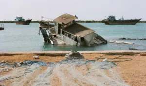 O Cemitério Lenj, um barco tradicional à vela, no Golfo Pérsico. A ilha de Qeshm está localizada no Estreito de Ormuz, a cerca de 20 quilômetros de Bandar Abbas, separada da costa iraniana pelo Estreito de Khouran - 23/4/2019 | Foto: Eric Broncard/Hans Lucas/Reuters