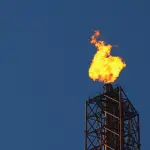 Chamas saem de uma chaminé na plataforma de refino e petroquímica da TotalEnergies, no Porto de Antuérpia, na Bélgica - 9/4/2026 | Foto: Yves Herman/Reuters