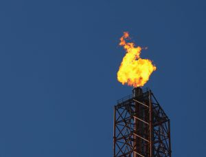 Chamas saem de uma chaminé na plataforma de refino e petroquímica da TotalEnergies, no Porto de Antuérpia, na Bélgica - 9/4/2026 | Foto: Yves Herman/Reuters