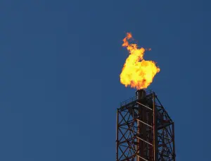 Chamas saem de uma chaminé na plataforma de refino e petroquímica da TotalEnergies, no Porto de Antuérpia, na Bélgica - 9/4/2026 | Foto: Yves Herman/Reuters