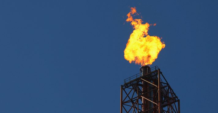 Chamas saem de uma chaminé na plataforma de refino e petroquímica da TotalEnergies, no Porto de Antuérpia, na Bélgica - 9/4/2026 | Foto: Yves Herman/Reuters