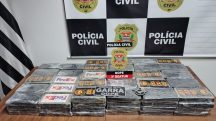 Polícia Civil exibe carga apreendida neste domingo, 5, próximo ao Aeroporto Internacional de Guarulhos: 110 tijolos de cocaína | Foto: Divulgação/PCSP