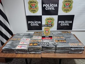 Polícia Civil exibe carga apreendida neste domingo, 5, próximo ao Aeroporto Internacional de Guarulhos: 110 tijolos de cocaína | Foto: Divulgação/PCSP