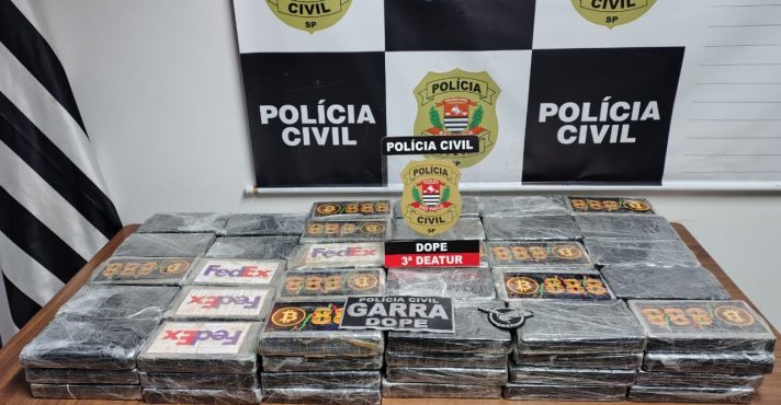 Polícia Civil exibe carga apreendida neste domingo, 5, próximo ao Aeroporto Internacional de Guarulhos: 110 tijolos de cocaína | Foto: Divulgação/PCSP
