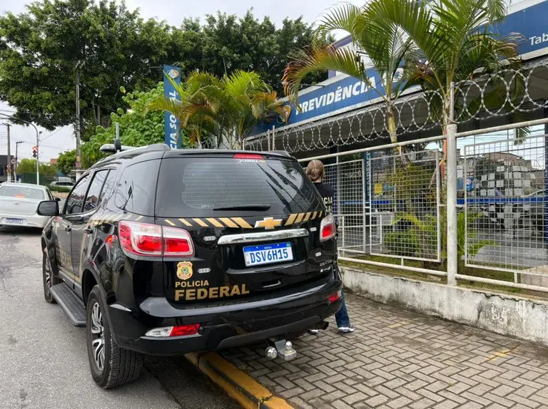 Agentes da PF durante investigações relacionadas a fraudes no INSS | Foto: Divulgação/Polícia Federal