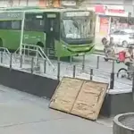 Imagem extraída de vídeo mostra momentos antes de mãe e filho serem atropelados por ônibus no RJ | Foto: Reprodução/X