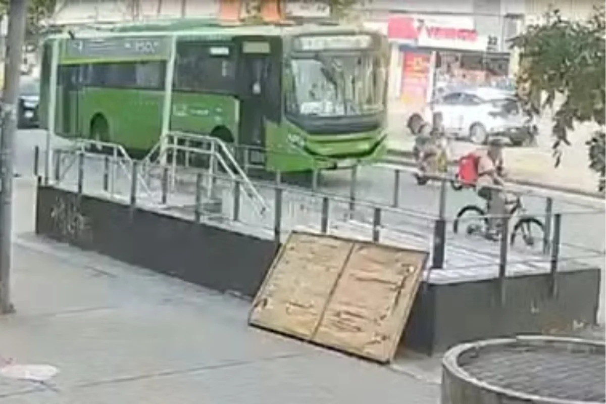 Imagem extraída de vídeo mostra momentos antes de mãe e filho serem atropelados por ônibus no RJ | Foto: Reprodução/X