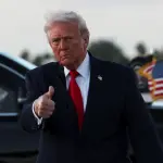 Donald Trump ao chegar ao Aeroporto Internacional de Miami, na Flórida - 11/4/2026 | Foto: Kevin Lamarque/Reuters