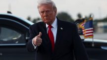 Donald Trump ao chegar ao Aeroporto Internacional de Miami, na Flórida - 11/4/2026 | Foto: Kevin Lamarque/Reuters
