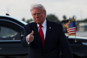 Donald Trump ao chegar ao Aeroporto Internacional de Miami, na Flórida - 11/4/2026 | Foto: Kevin Lamarque/Reuters
