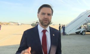 O vice-presidente dos EUA, J. D. Vance, pouco antes do embarque para o sul da Ásia | Foto: Reprodução/Fox News