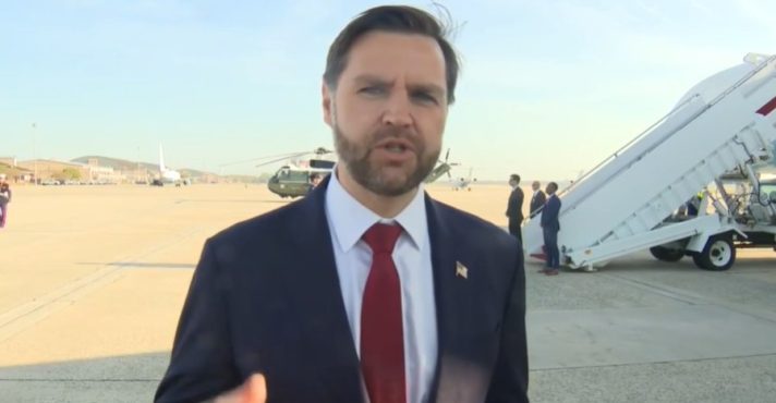 O vice-presidente dos EUA, J. D. Vance, pouco antes do embarque para o sul da Ásia | Foto: Reprodução/Fox News