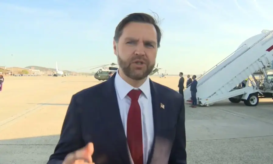 O vice-presidente dos EUA, J. D. Vance, pouco antes do embarque para o sul da Ásia | Foto: Reprodução/Fox News