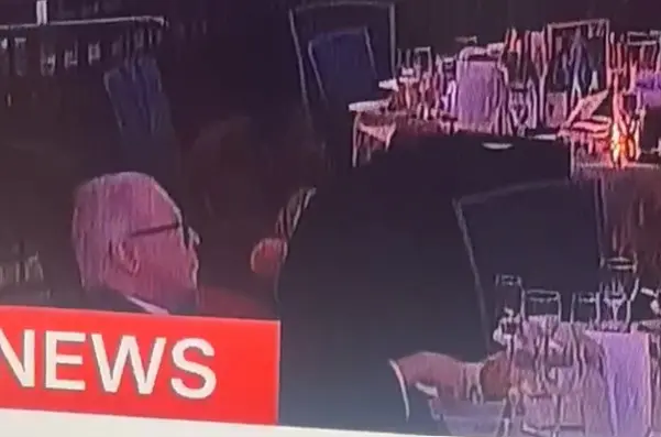 agente-talentos-comendo-tiroteio-estados-unidos-trump