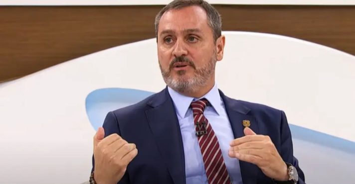 O diretor-geral da PF, Andrei Rodrigues, também degustou um uísque com patrocínio de Vorcaro | Foto: Reprodução/TV Cultura