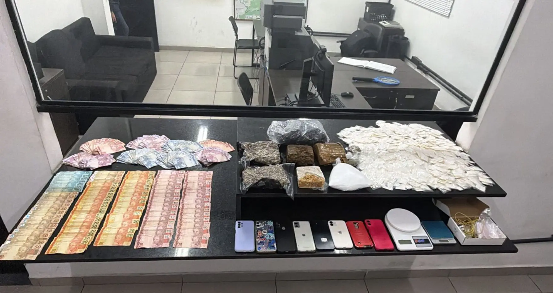 Policiais apreenderam diversas drogas e celulares | Foto: Divulgação/Secretaria da Segurança Pública de São Paulo