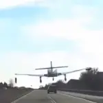 Avião pousa em rodovia