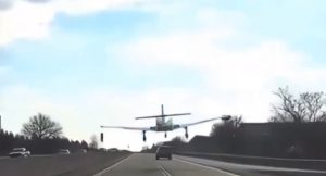 Avião pousa em rodovia