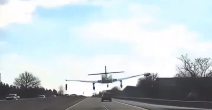 Avião pousa em rodovia