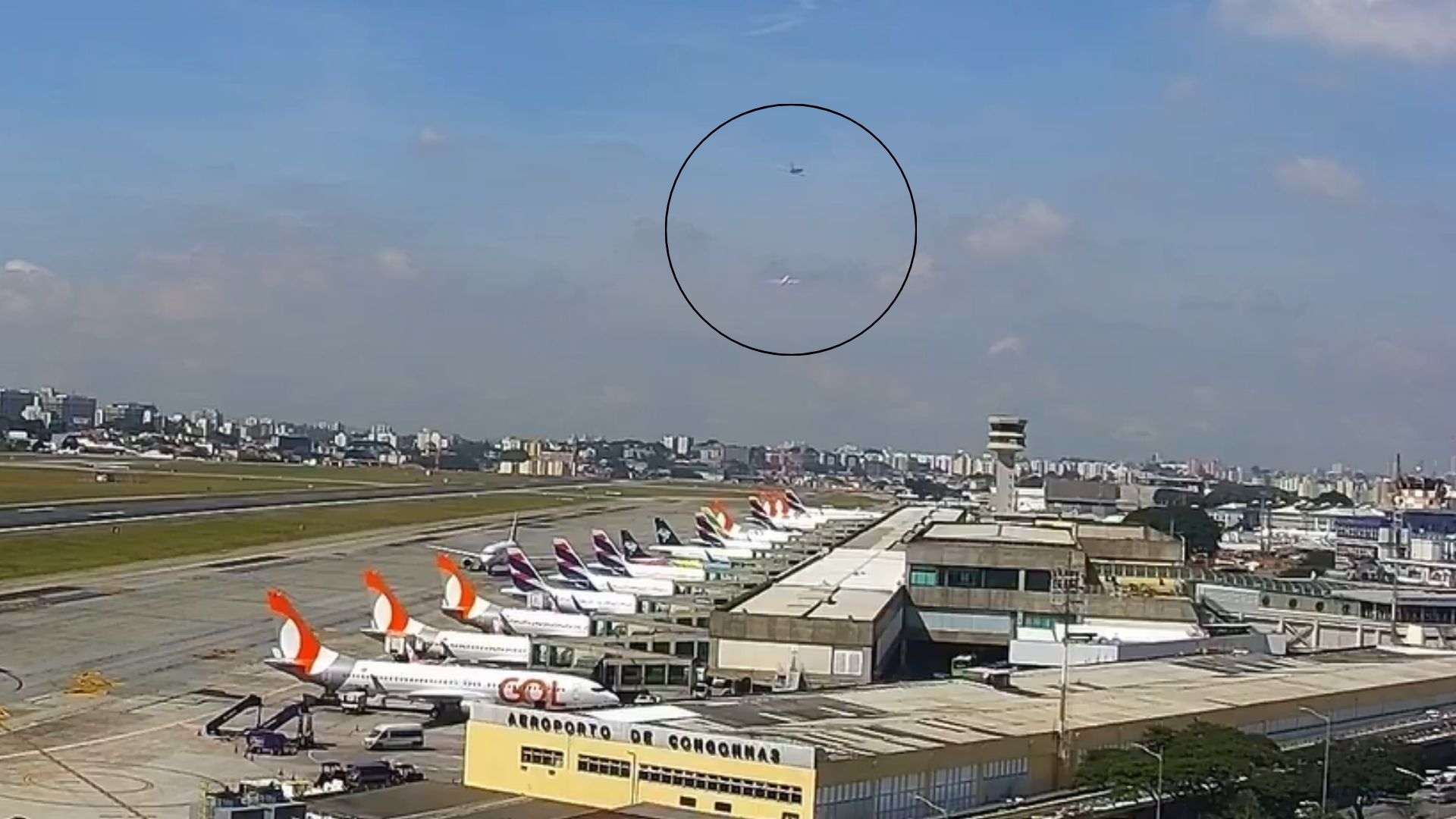 Círculo destaca a distância entre as duas aeronaves | Foto: Reprodução/X/avioesemusicas