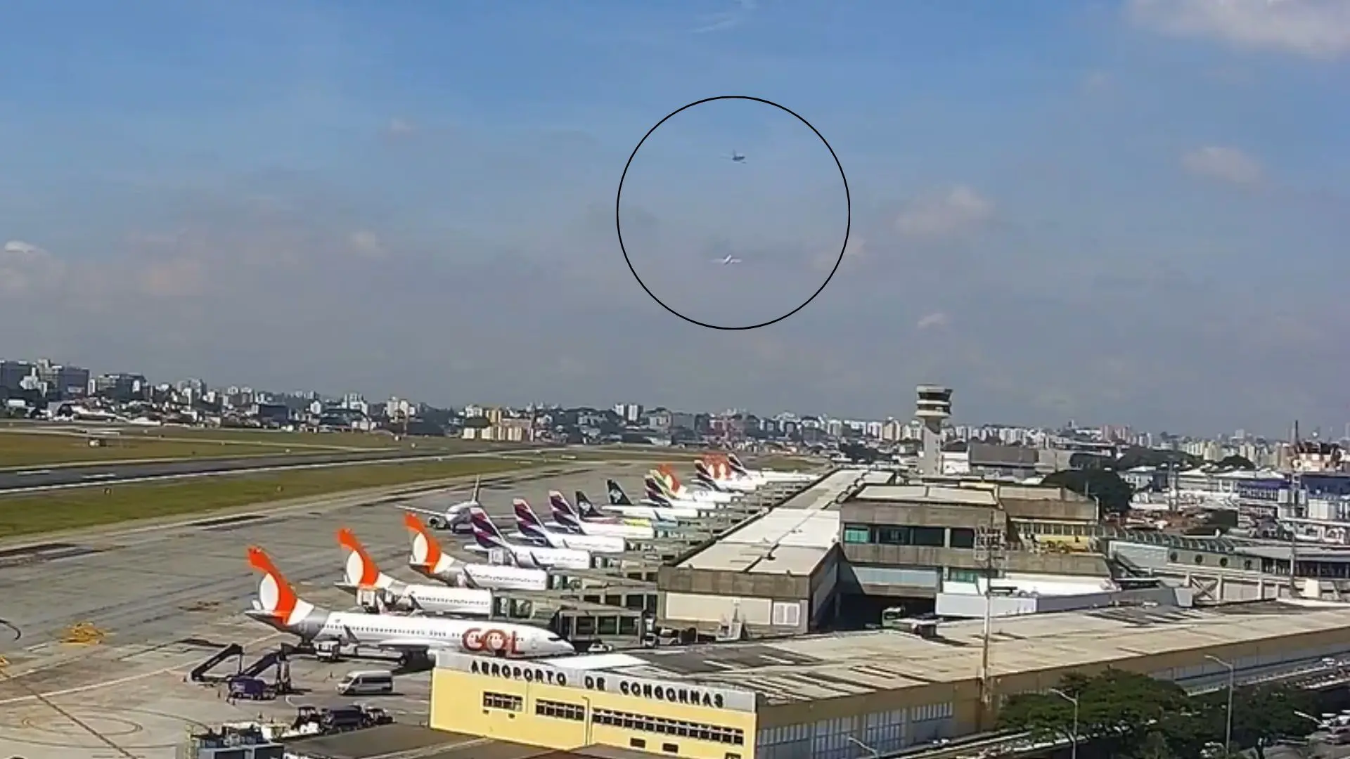 Círculo destaca a distância entre as duas aeronaves | Foto: Reprodução/X/avioesemusicas
