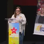 Cartaz mostra o ex-ditador Nicolás Maduro e sua mulher, Cilia Flores | Foto: Reprodução/Redes sociais