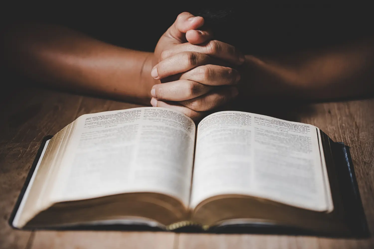 biblia-cristianismo-freepik