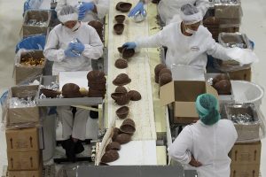 Linha de produção de ovos de Páscoa