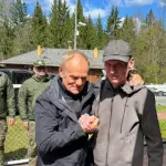 Donald Tusk, ao lado do jornalista Andrzej Poczobut,