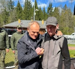 Donald Tusk, ao lado do jornalista Andrzej Poczobut,