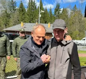 Donald Tusk, ao lado do jornalista Andrzej Poczobut,