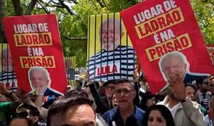 Portugueses e brasileiros protestam em Lisboa contra visita de Lula