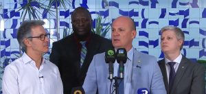 Cabo Gilberto (centro) em coletiva com o governador de MG, Romeu Zema, e os deputados Helio Lopes e Marcel Van Hattem | Foto: Divulgação/Youtube
